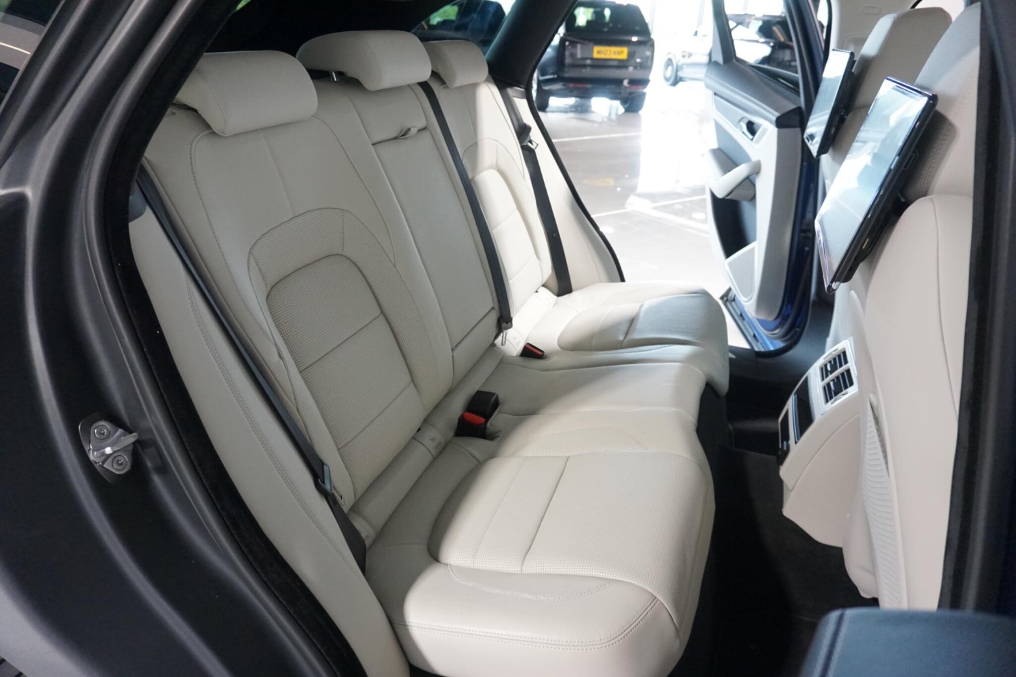 Jaguar F-PACE 3.0 D300 MHEV R-Dynamic SE SUV 5dr Diesel Auto AWD Euro 6 (s/s) (300 ps)